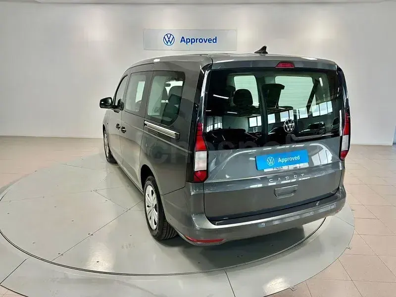 Usado VW Caddy Maxi 116 CV (85 kW) 2025 Gris / plata Monovolumen