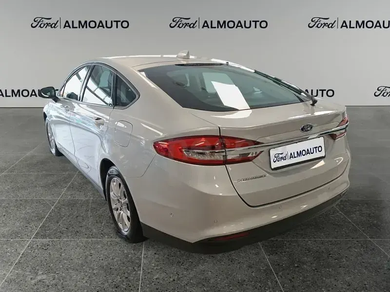 Usado Ford Mondeo Trend 150 CV (110 kW) 2020 Gris / plata Berlina