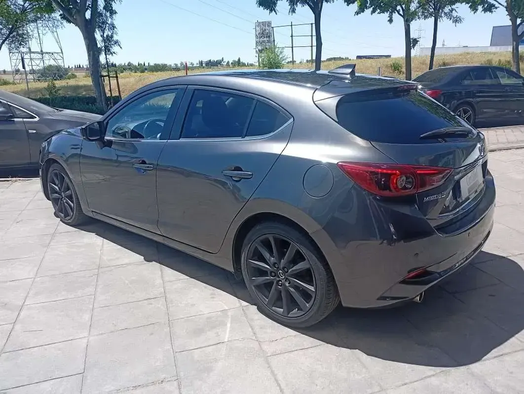 Usado Mazda 3 Style 150 CV (110 kW) 2017 Gris Utilitario
