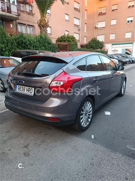 Usado Ford Focus Titanium 125 CV (91 kW) 2013 Gris / plata Berlina