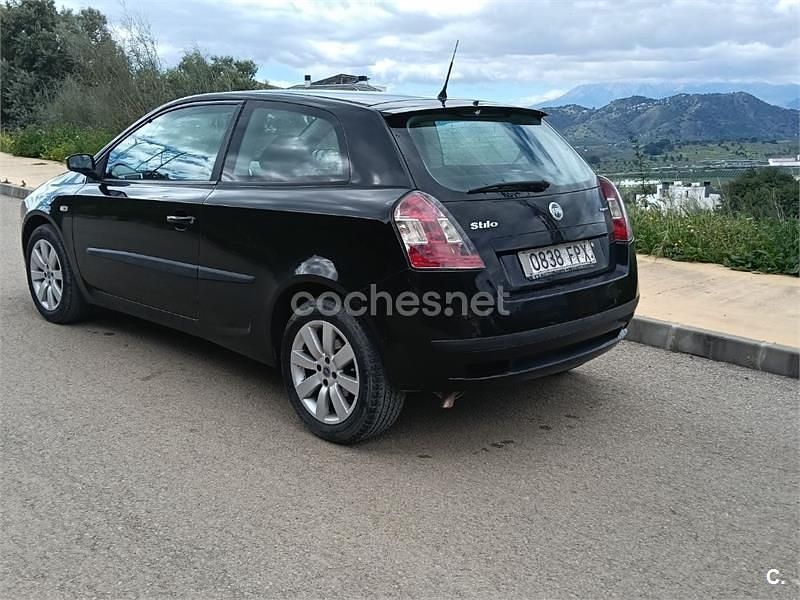 Usado Fiat Stilo 95 CV (69 kW) 2007 Negro Familiar
