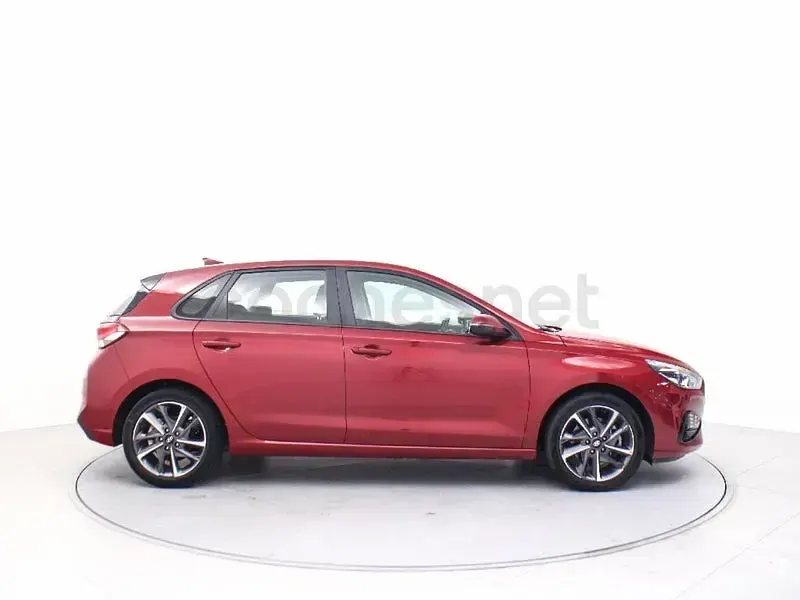Usado Hyundai i30 110 CV (80 kW) 2022 Rojo Berlina