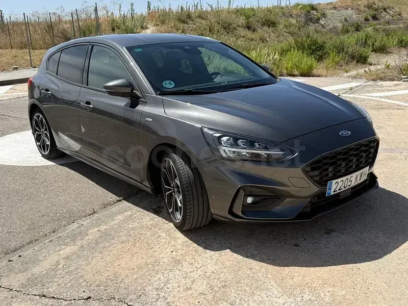 Usado Ford Focus ST-Line 125 CV (91 kW) 2019 Gris / plata Berlina