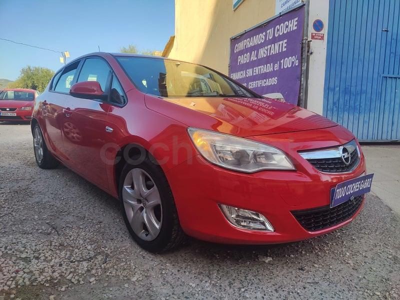Usado Opel Astra Edition 90 CV (66 kW) 2010 Rojo Berlina