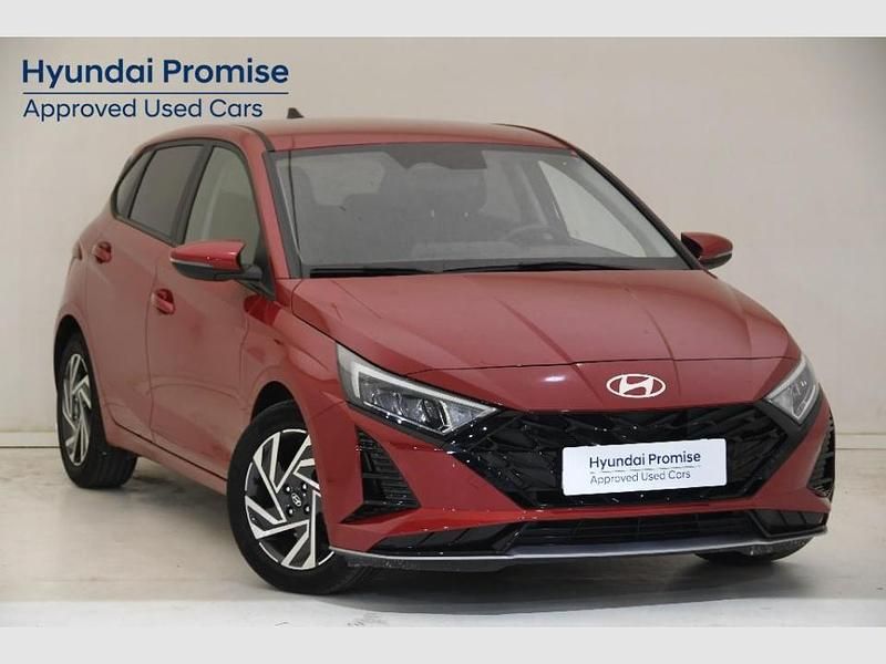 Usado Hyundai i20 100 CV (73 kW) 2024 Dragon red Berlina