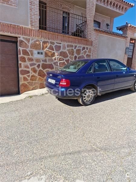 Usado Audi A4 110 CV (80 kW) 1999 Azul Berlina