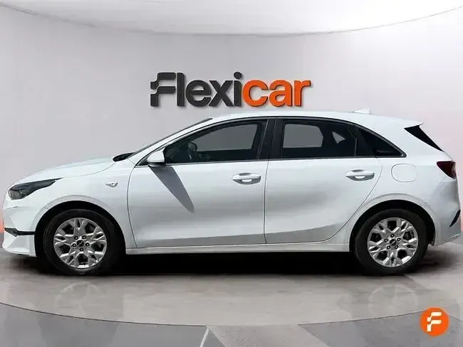 Usado Kia Ceed 136 CV (100 kW) 2023 Blanco Utilitario