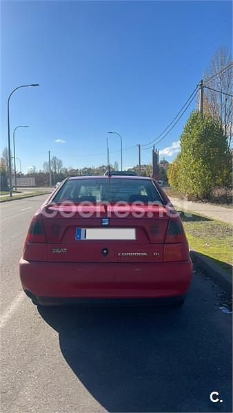 Usado Seat Cordoba Stella 90 CV (66 kW) 1999 Rojo Berlina