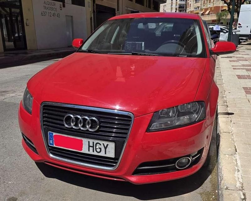 Usado Audi A3 Sportback Attraction 105 CV (77 kW) 2011 Rojo Utilitario