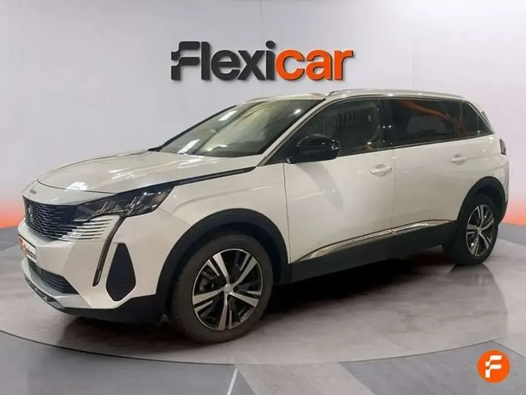 Usado Peugeot 5008 Allure 136 CV (100 kW) 2024 Blanco SUV