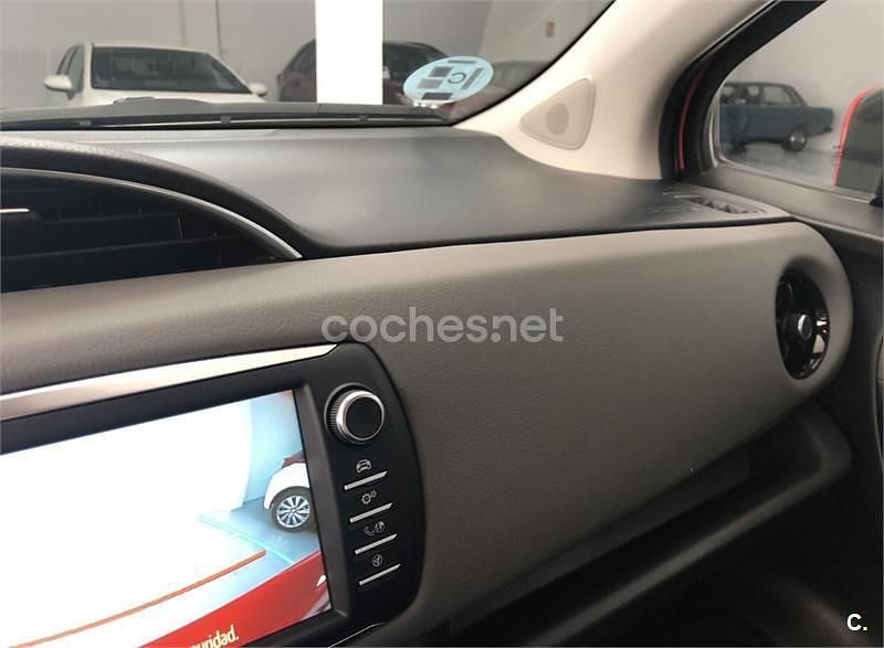 Usado Toyota Yaris Active 69 CV (50 kW) 2019 Rojo Berlina