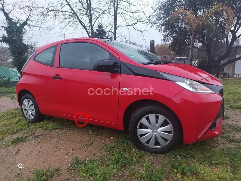 Usado Toyota Aygo X-play 69 CV (50 kW) 2018 Rojo Utilitario