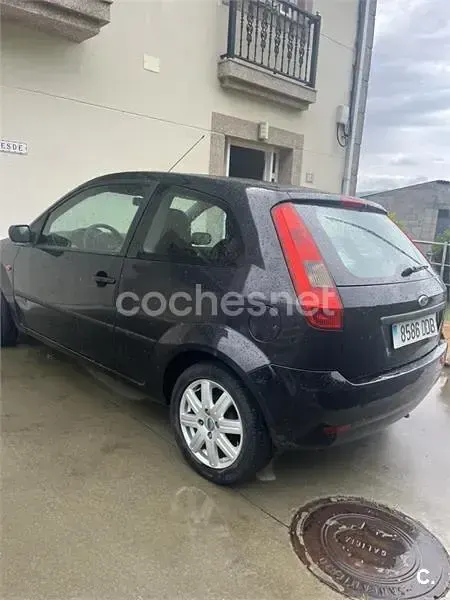 Usado Ford Fiesta Trend 100 CV (73 kW) 2004 Negro Utilitario