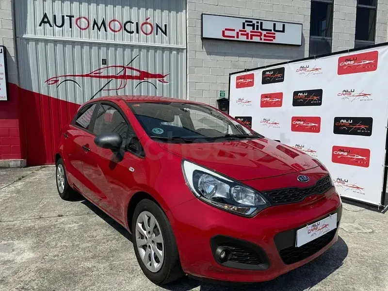 Usado Kia Rio 85 CV (62 kW) 2013 Rojo Berlina