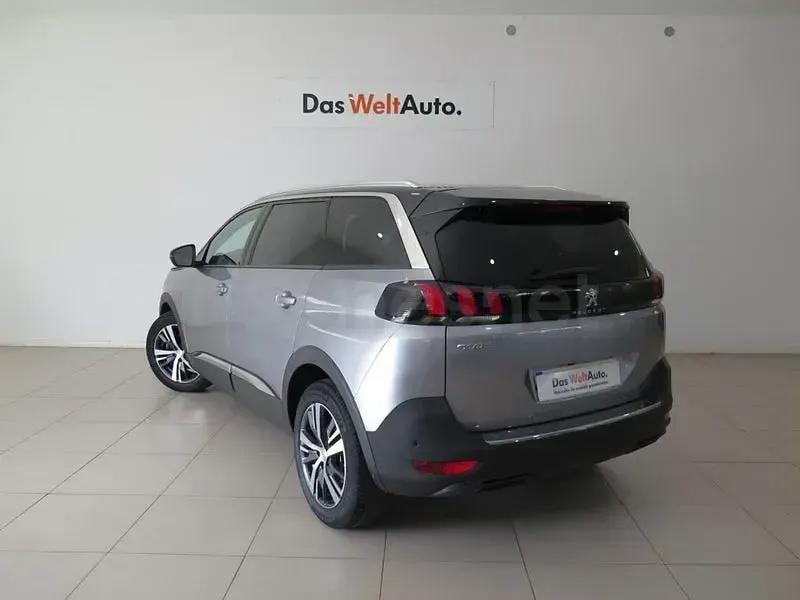 Usado Peugeot 5008 Allure 130 CV (95 kW) 2023 Gris / plata SUV