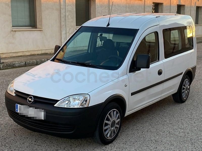 Usado Opel Combo Essentia 75 CV (55 kW) 2010 Blanco Monovolumen
