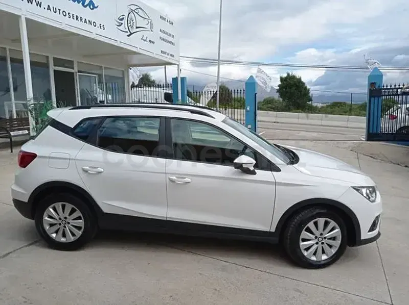 Usado Seat Arona Style 110 CV (80 kW) 2021 Blanco SUV