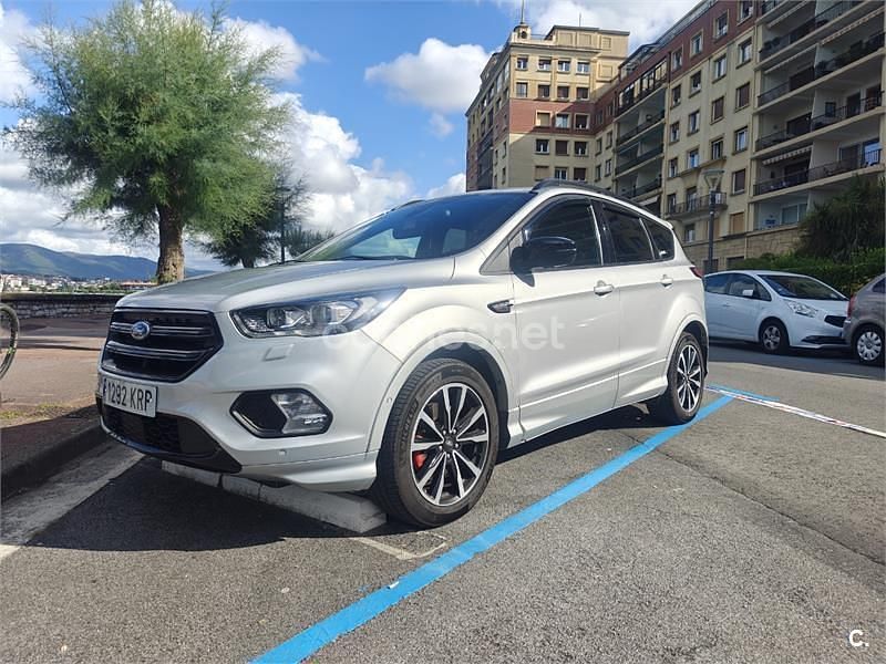 Usado Ford Kuga ST-Line 150 CV (110 kW) 2018 Gris / plata SUV