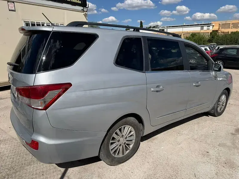 Usado SsangYong Rodius 178 CV (130 kW) 2017 Gris / plata Monovolumen