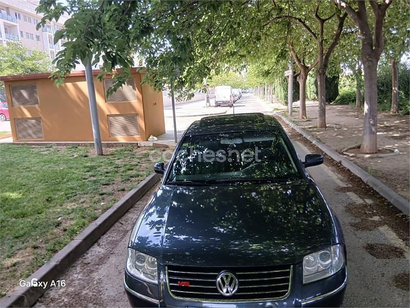 Gris / plata Usado 2001 VW Passat Highline Berlina | 4950 € (Un poco caro) - Imagen 1/4