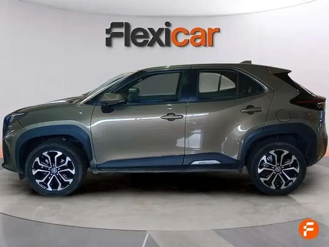 Begagnad Toyota Yaris Cross Active 116 HK (85 kW) 2024 Grå SUV