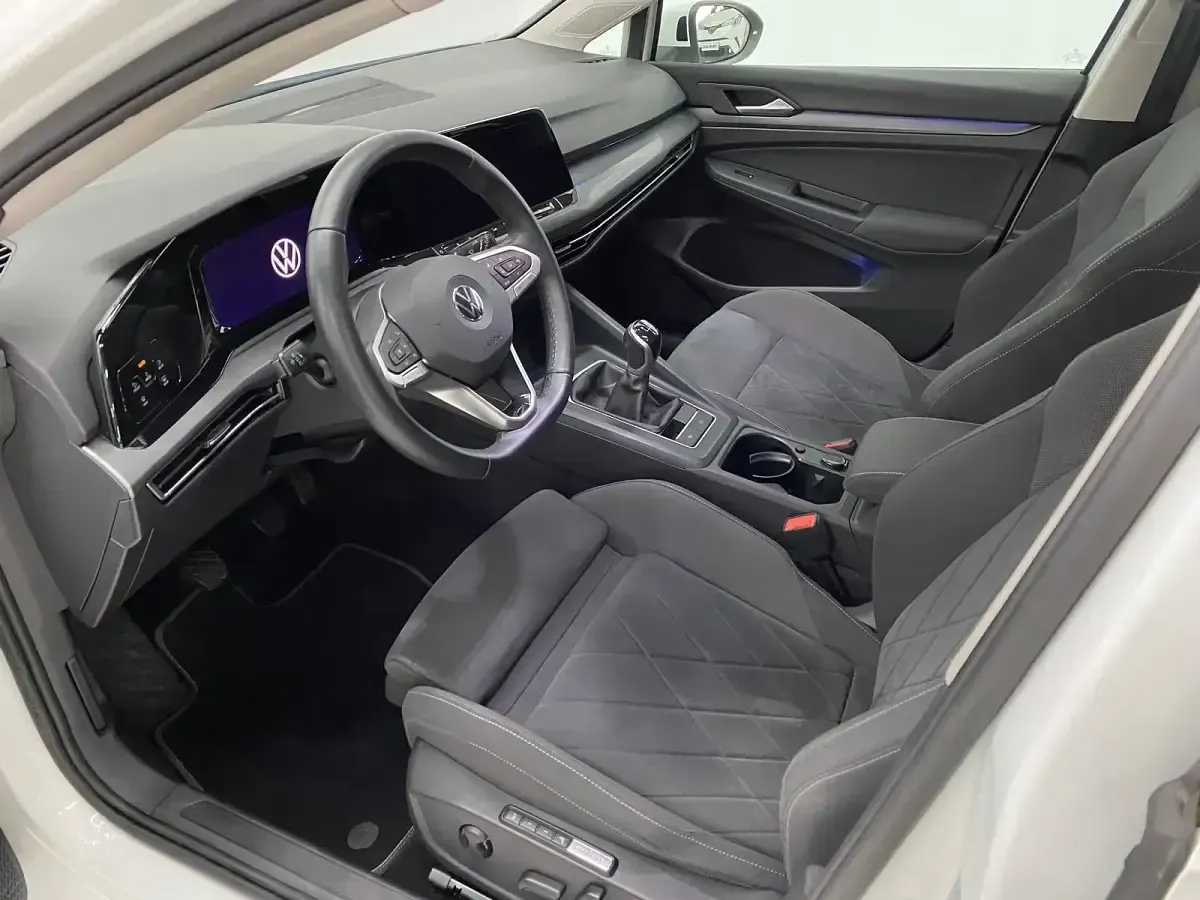 Käytetty VW Golf VII Style 150 HP (110 kW) 2021 Valkoinen Viistoperä