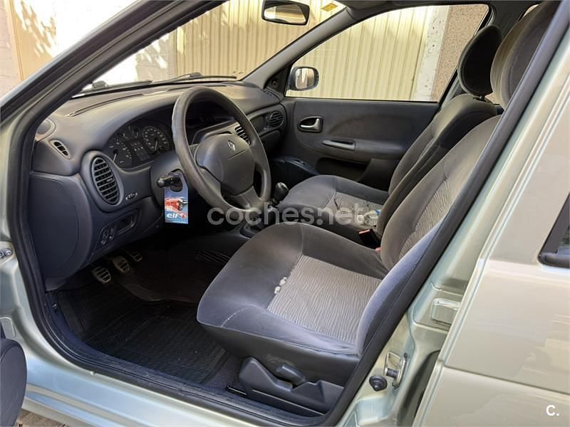 Usado Renault Mégane II Authentique 95 CV (69 kW) 2002 Verde Berlina