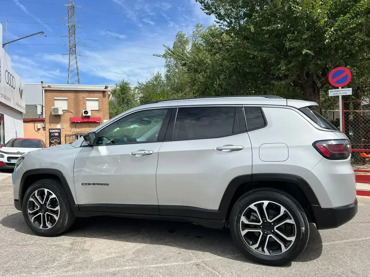 Usado Jeep Compass Limited 190 CV (139 kW) 2021 Gris / plata SUV