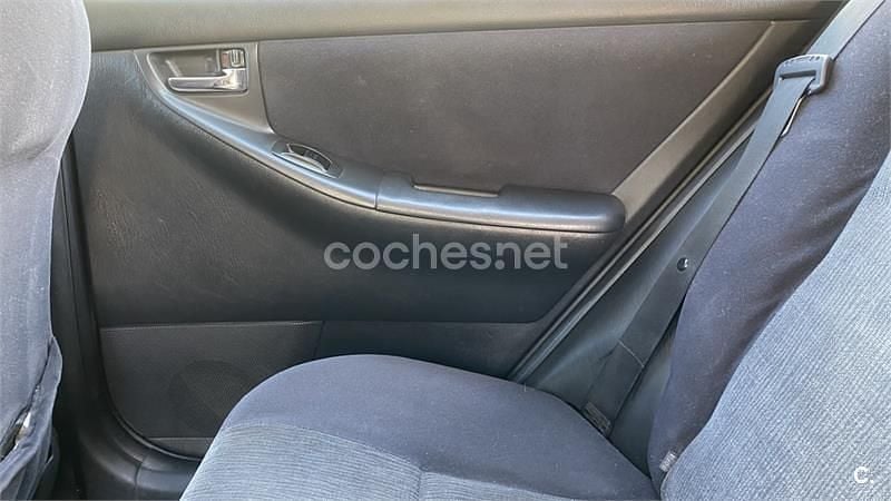 Usado Toyota Corolla Sol 110 CV (80 kW) 2004 Gris / plata Berlina