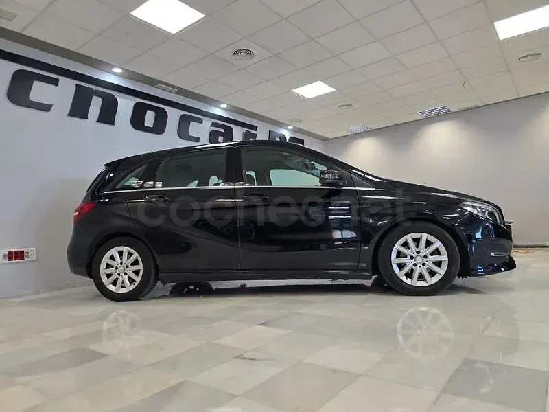 Usado Mercedes B180 109 CV (80 kW) 2017 Negro Utilitario
