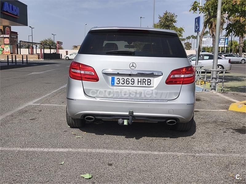 Usado Mercedes B180 109 CV (80 kW) 2013 Gris / plata Monovolumen
