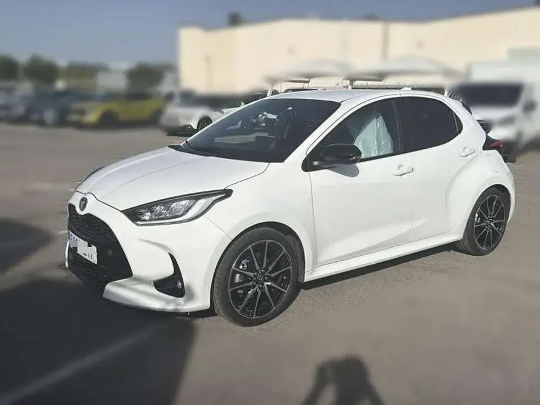 Usado Toyota Yaris Hybrid Plus 92 CV (67 kW) 2022 Blanco Berlina