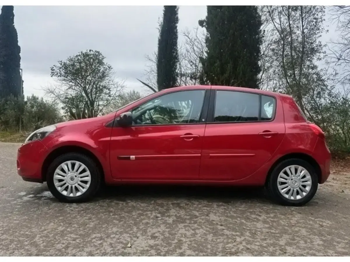 Usado Renault Clio 75 CV (55 kW) 2011 Rojo