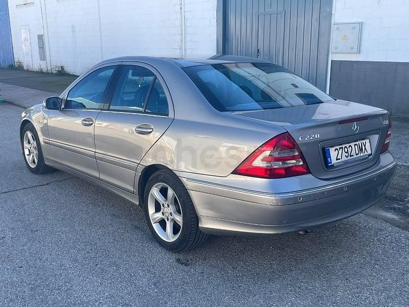 Usado Mercedes C220 Avantgarde 150 CV (110 kW) 2004 Beige Berlina