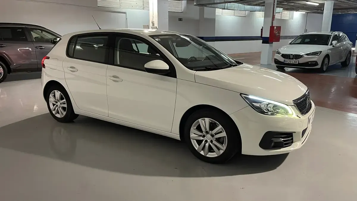 Usado Peugeot 308 Active 130 CV (95 kW) 2021 Blanco Berlina
