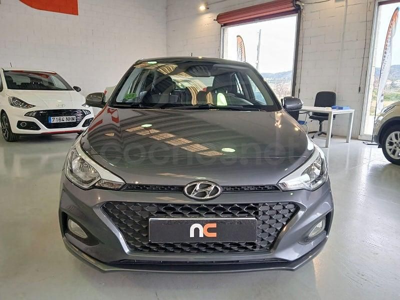 Usado Hyundai i20 75 CV (55 kW) 2019 Gris / plata Berlina