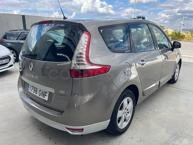 Usado Renault Grand Scénic II Dynamique 105 CV (77 kW) 2009 Beige Monovolumen