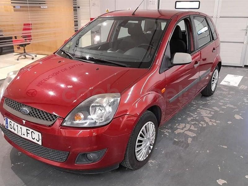 Usado Ford Fiesta Ghia 68 CV (50 kW) 2006 Granate Utilitario