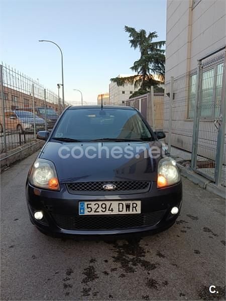 Usado Ford Fiesta 68 CV (50 kW) 2006 Gris / plata Utilitario