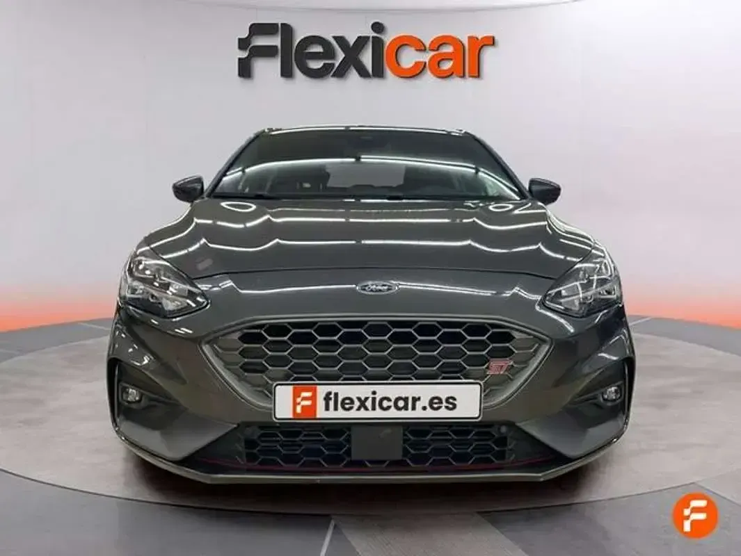 Usado Ford Focus ST 280 CV (205 kW) 2022 Gris Utilitario