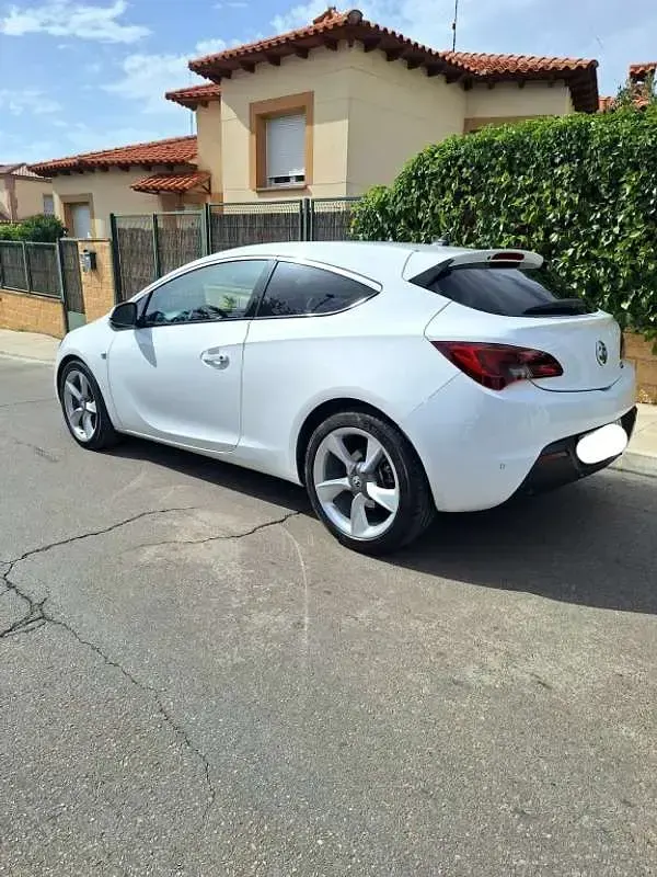 Usado Opel Astra GTC Selective 136 CV (100 kW) 2014 Blanco Utilitario