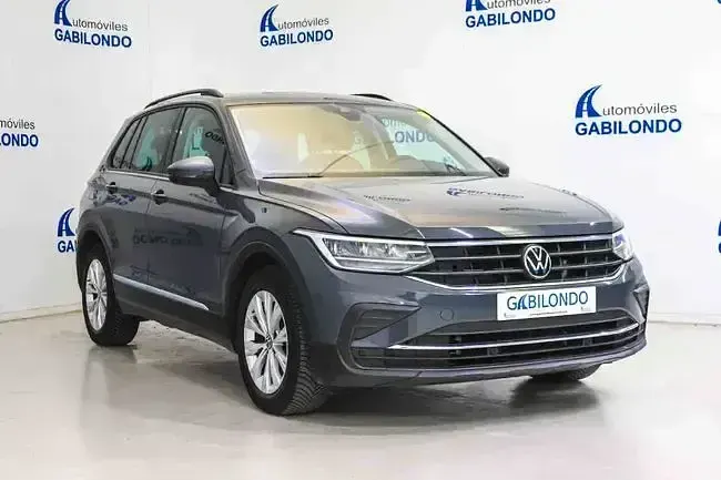 Usado VW Tiguan Life 150 CV (110 kW) 2022 Gris / plata SUV