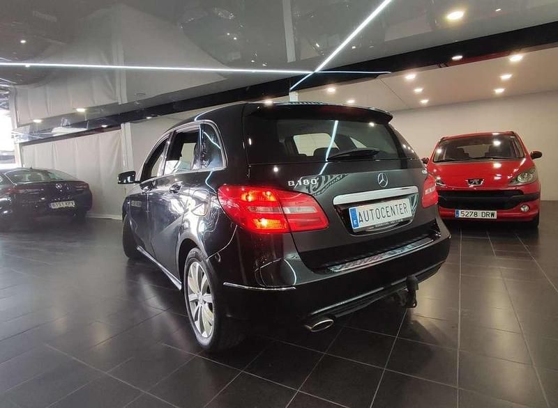 Usado Mercedes B180 109 CV (80 kW) 2012 Negro Monovolumen