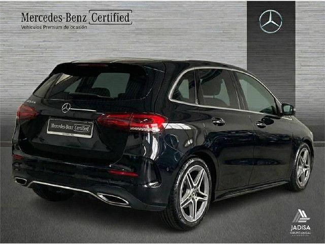 Usado Mercedes B180 116 CV (85 kW) 2022 Negro cosmos Monovolumen