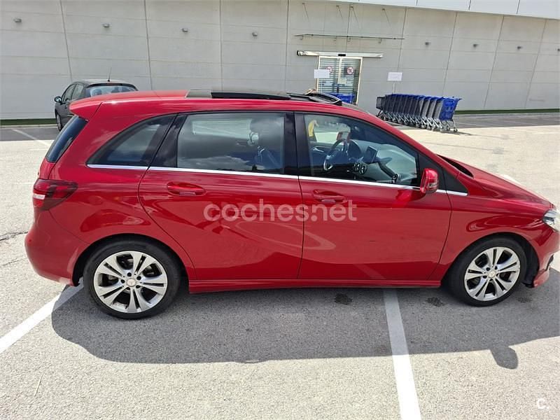 Usado Mercedes B180 109 CV (80 kW) 2015 Rojo Monovolumen