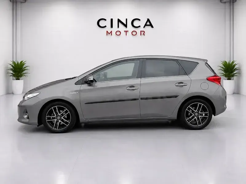 Usado Toyota Auris Hybrid Advance 136 CV (100 kW) 2015 Gris / plata Berlina