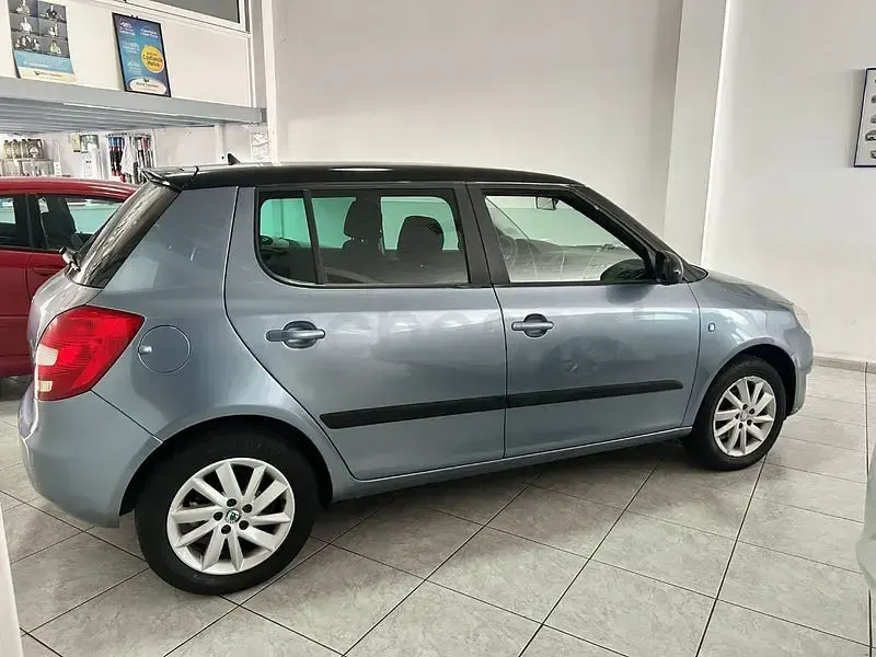 Usado Skoda Fabia Ambition 85 CV (62 kW) 2012 Azul Familiar