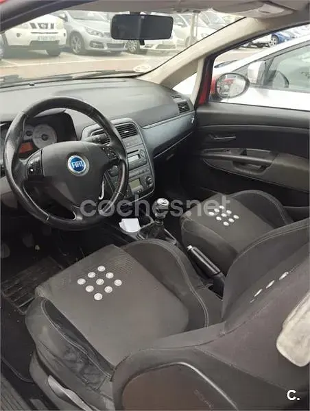 Usado Fiat Punto Dynamic 70 CV (51 kW) 2007 Rojo Utilitario