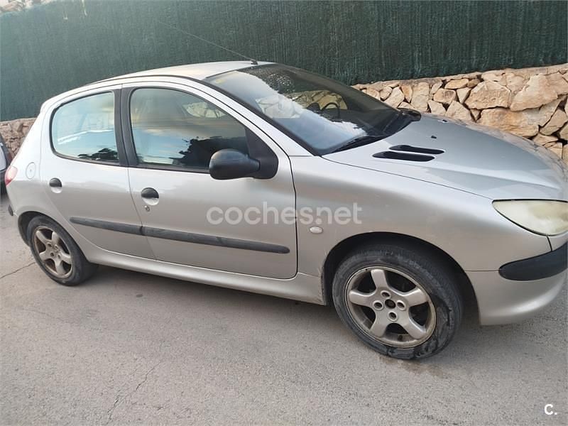 Usado Peugeot 206 75 CV (55 kW) 2002 Gris / plata Berlina