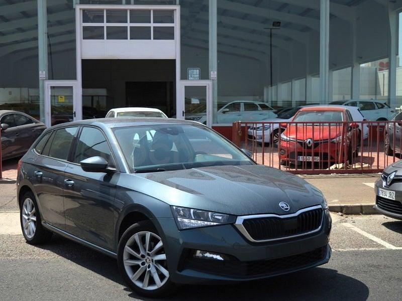 Usado Skoda Scala Ambition 110 CV (80 kW) 2021 Gris / plata Utilitario